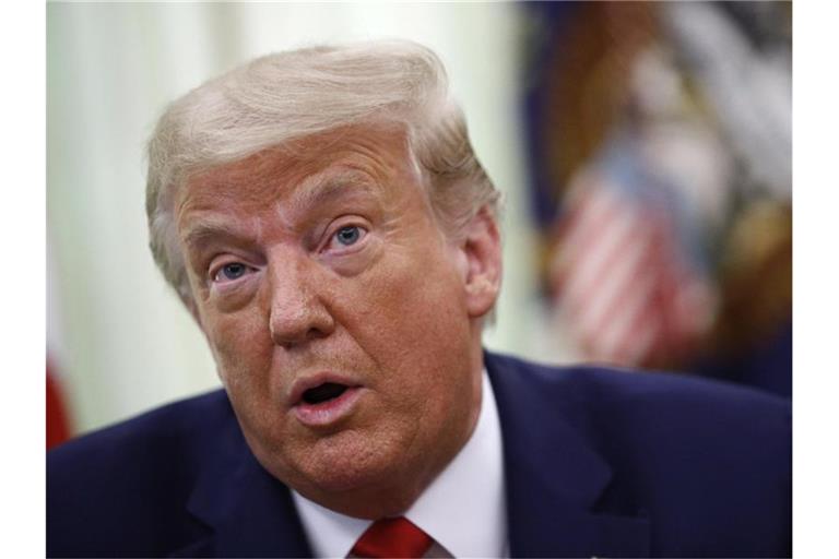 US-Präsident Donald Trump spricht im Oval Office des Weißen Hauses. Foto: Patrick Semansky/AP/dpa