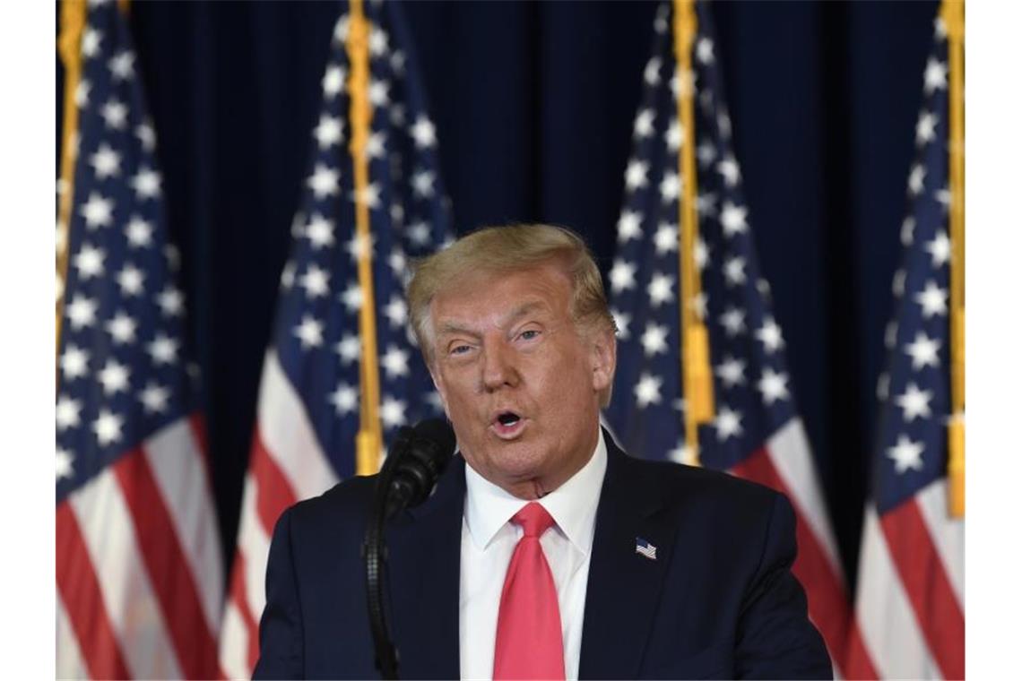 US-Präsident Donald Trump spricht im Trump National Golf Club. Foto: Susan Walsh/AP/dpa