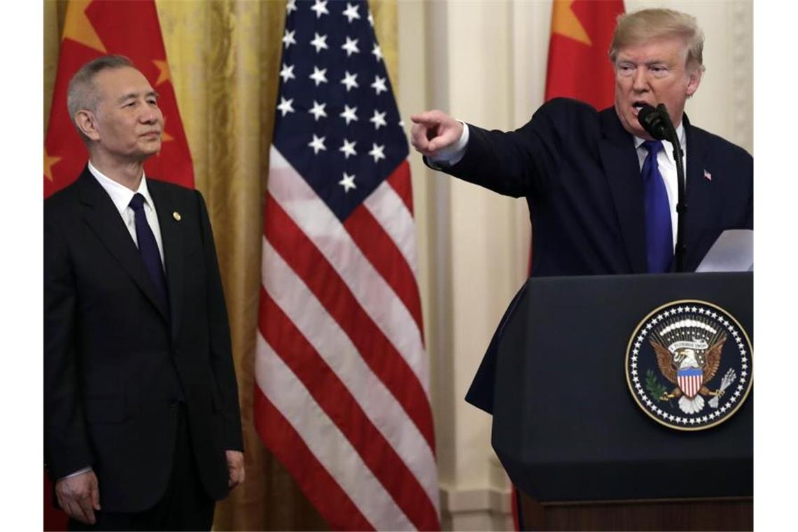 China und USA besiegeln erstes Handelsabkommen US-Präsident Donald Trump spricht im Weißen Haus zu Pressevertretern - neben ihm steht Chinas Vizepremier Liu He. Foto: Evan Vucci/AP/dpa