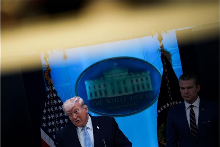 US-Präsident Donald Trump spricht in Begleitung von Verteidigungsminister Pete Hegseth mit Reportern im James Brady Press Briefing Room im Weißen Haus.