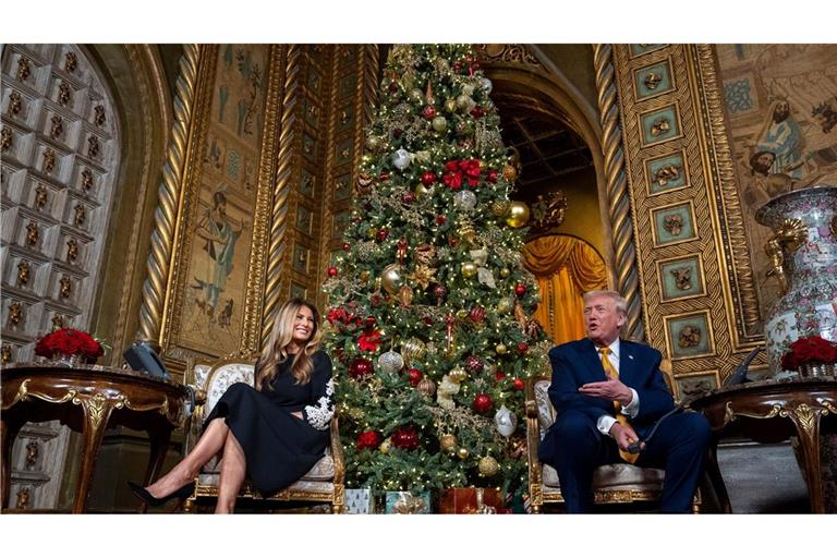 US-Präsident Donald Trump spricht in Begleitung von First Lady Melania Trump bei einem Telefonat.