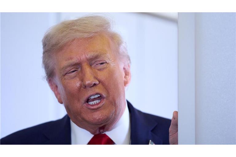 US-Präsident Donald Trump spricht mit Reportern an Bord der Air Force One.