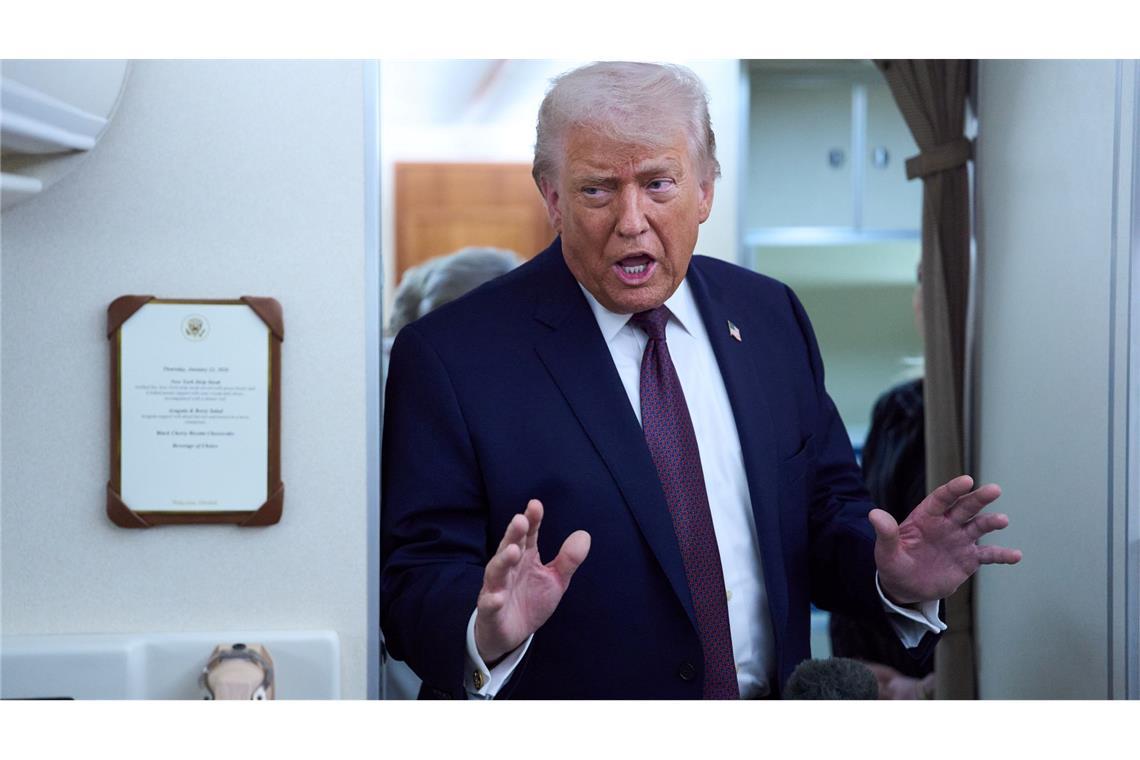 US-Präsident Donald Trump spricht mit Reportern an Bord der Air Force One, nachdem er das Weltwirtschaftsforum in Davos in Richtung Washington verlassen hat.