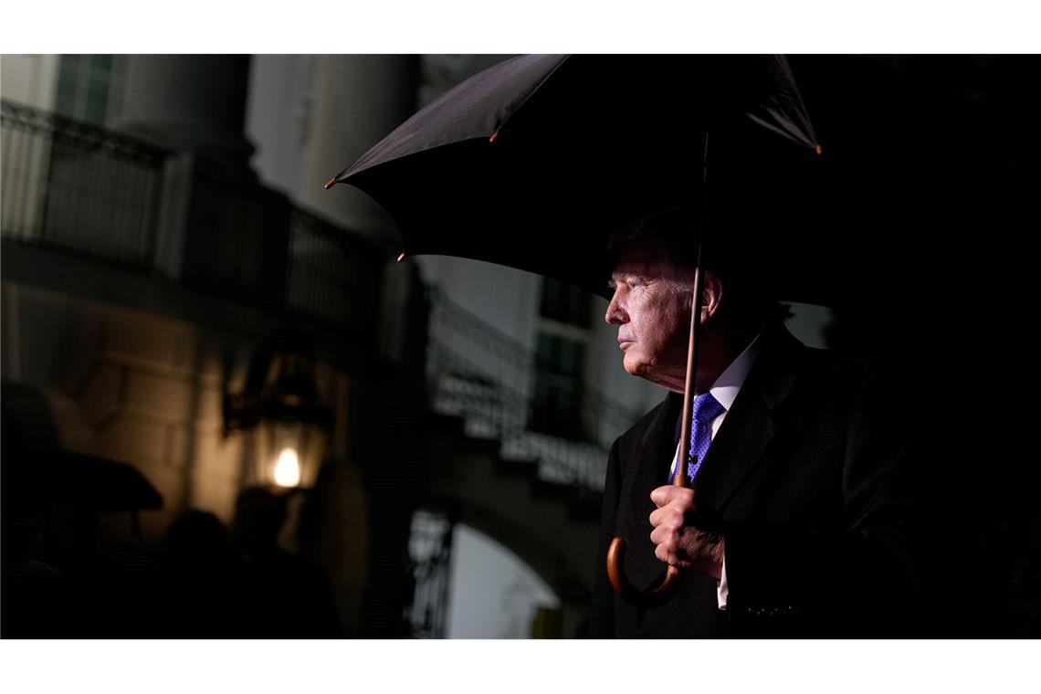 US-Präsident Donald Trump spricht mit Reportern, bevor er mit Marine One vom Südrasen des Weißen Hauses abfliegt.