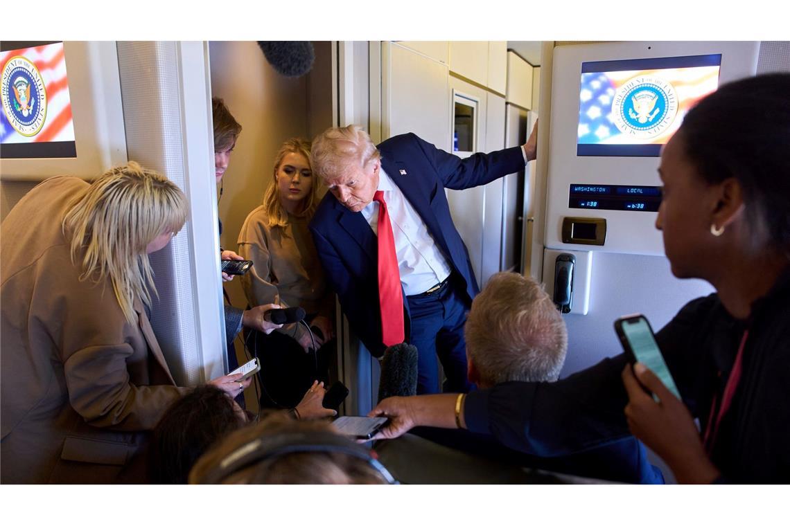 Bilder des Tages US-Präsident Donald Trump spricht mit Reportern nach seinem Abflug aus dem Vereinigten Königreich an Bord der Air Force One.
