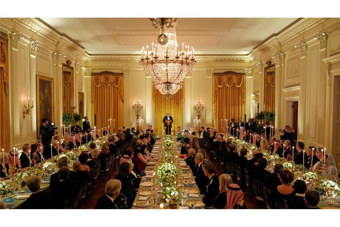 US-Präsident Donald Trump spricht während eines Abendessens im Weißen Haus.