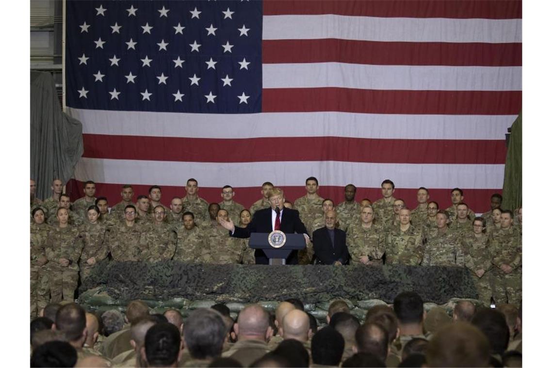 Trumps Afghanistan-Kehrtwende: Optimismus - und Skepsis US-Präsident Donald Trump spricht zu Mitgliedern der amerikanischen Truppen auf der Bagram Air Base nördlich von Kabul. Foto: Alex Brandon/AP/dpa