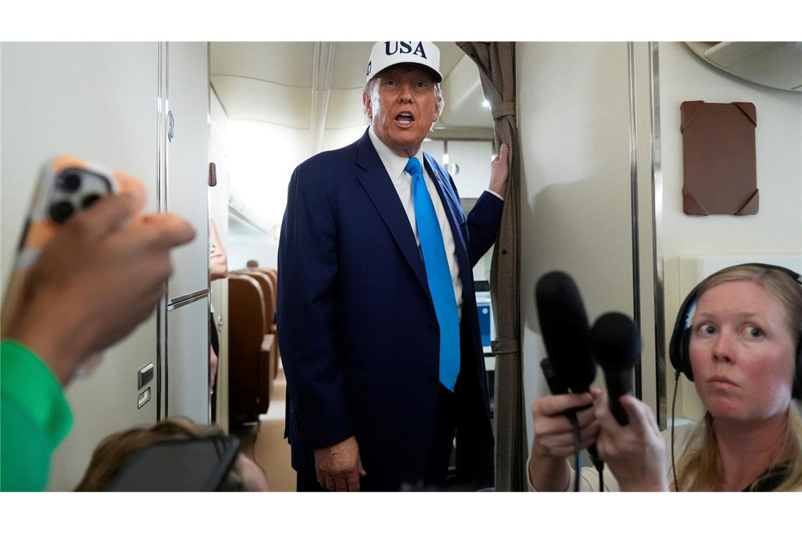 US-Präsident Donald Trump spricht zu Reportern an Bord der Air Force One. Das Weiße Haus darf der US-Nachrichtenagentur Associated Press (AP) vorerst den Zugang zum Oval Office des Präsidenten und seiner Regierungsmaschine Air Force One verwehren. Das entschied ein Berufungsgericht und setzte damit die Verfügung einer unteren Instanz bis zu einer weiteren Entscheidung in dem Fall teilweise aus.