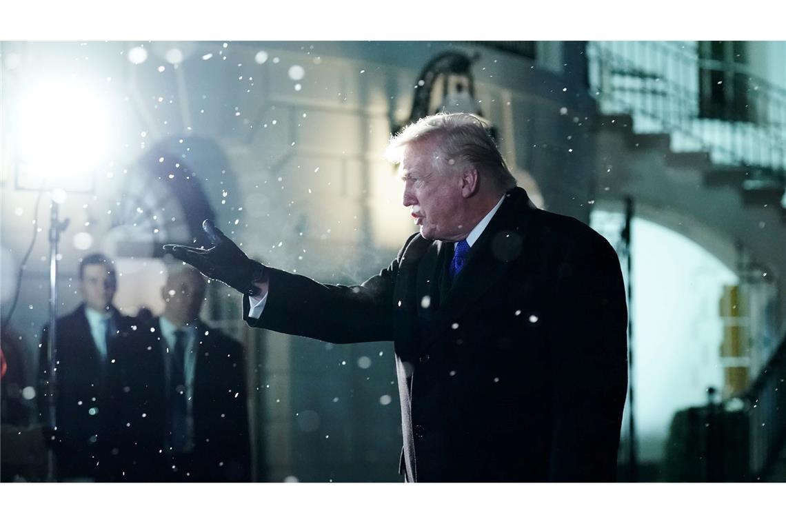 US-Präsident Donald Trump spricht zu Reportern auf dem Südrasen des Weißen Hauses.