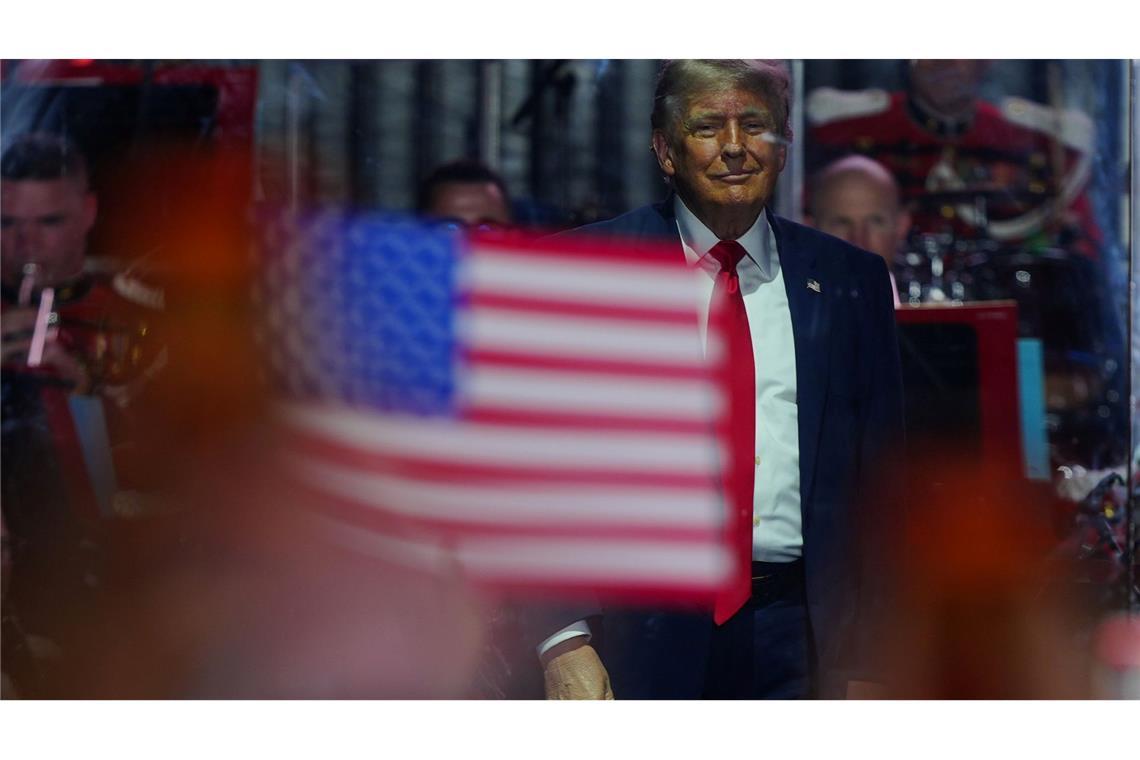US-Präsident Donald Trump steht auf der Bühne, nachdem er bei der Eröffnung der „Great American State Fair“ auf der National Mall eine Rede gehalten hat.
