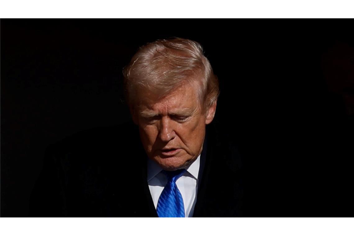 US-Präsident Donald Trump steigt bei seiner Ankunft auf der Joint Base Andrews aus der Air Force One aus.