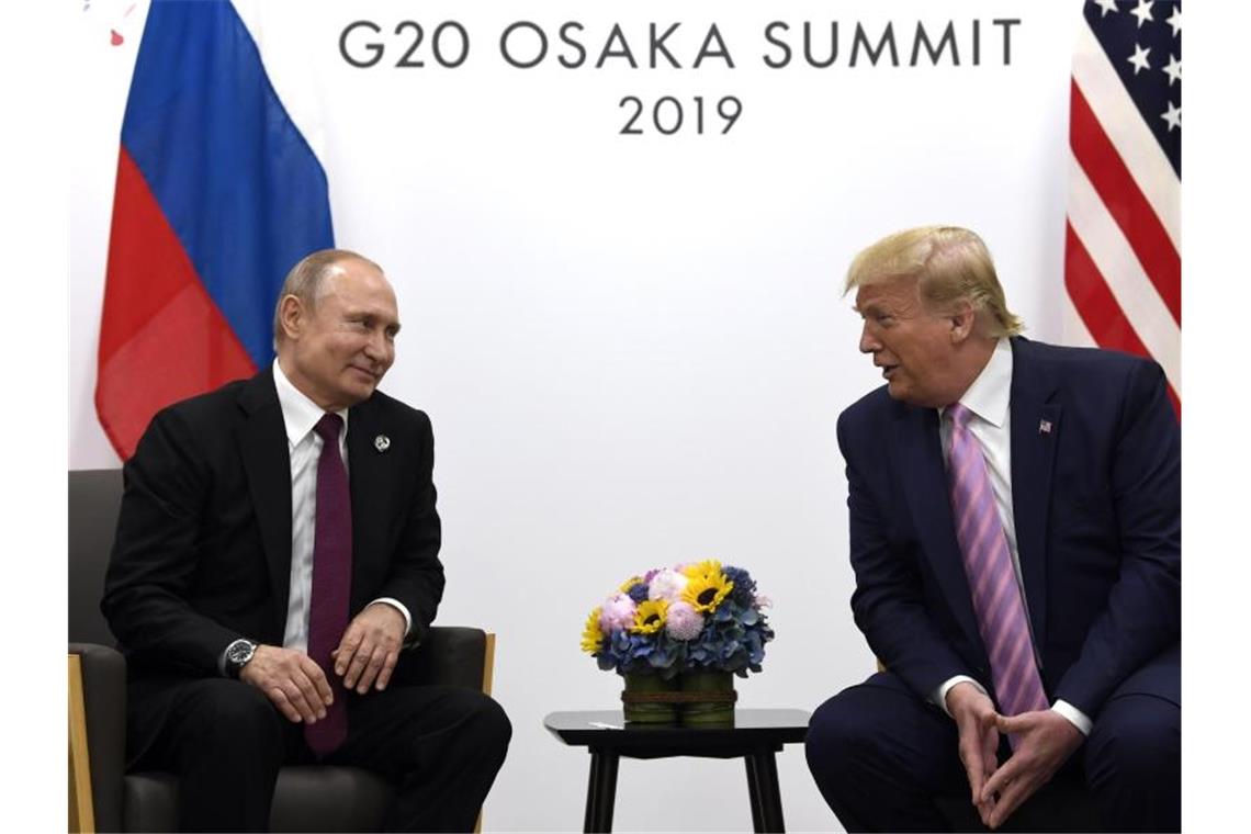 US-Präsident Donald Trump trifft Wladimir Putin, Präsident von Russland, 2019 während eines bilateralen Treffens am Rande des G-20-Gipfels in Osaka. Die USA und Russland beginnen mit den Gespräche zur atomaren Abrüstung. Foto: Susan Walsh/AP/dpa
