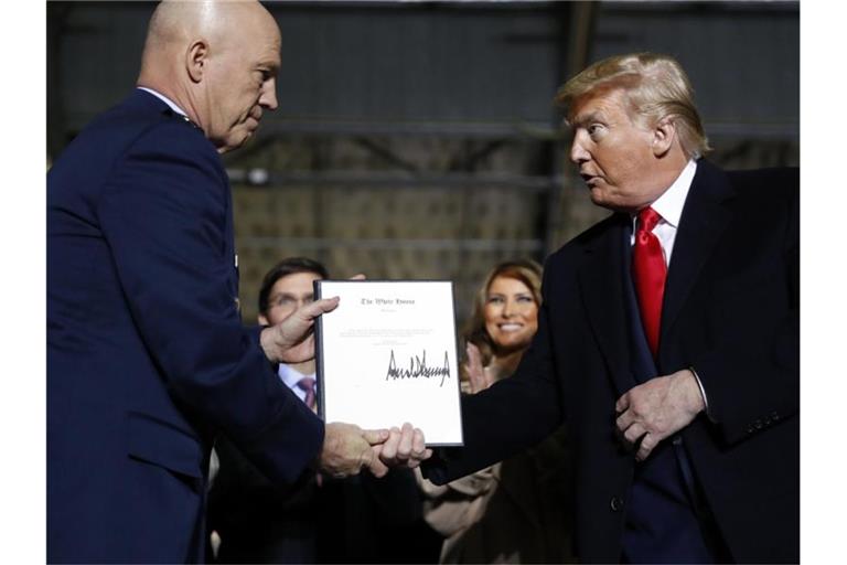 US-Präsident Donald Trump überreicht General Jay Raymond (l) die Ernennungsurkunde als Befehlshaber der neuen „Space Force“. Foto: Andrew Harnik/AP/dpa