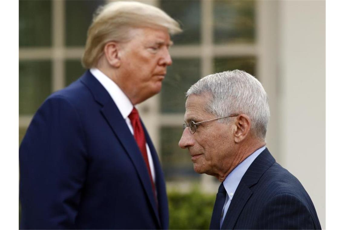 Trump bereitet USA auf dramatische Todeszahlen vor US-Präsident Donald Trump und Anthony Fauci, Direktor des Nationalen Instituts für Infektionskrankheiten. Foto: Patrick Semansky/AP/dpa