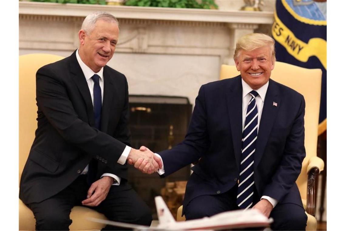 Trump stellt Palästinensern eigenen Staat in Aussicht US-Präsident Donald Trump und Benny Gantz, Vorsitzender des israelischen Mitte-Bündnis Blau-Weiß, im Weißen Haus. Foto: Elad Malka/Blue&white/ZUMA Wire/dpa
