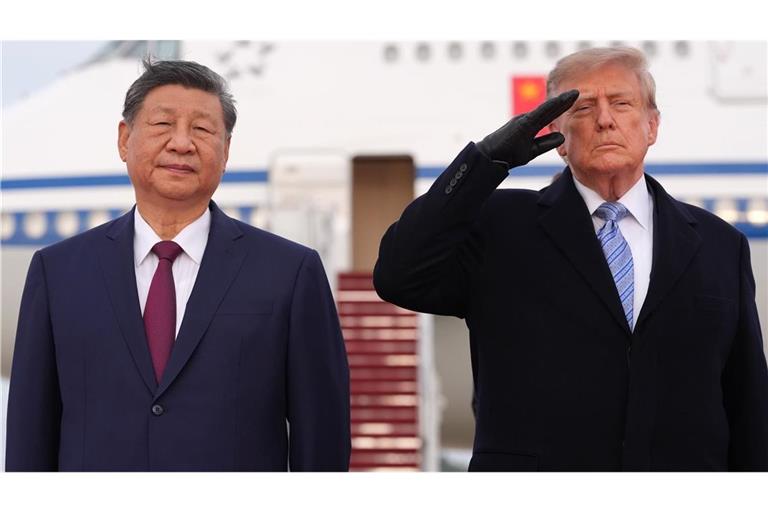 US-Präsident Donald Trump und Chinas Präsident Xi Jinping nehmen an einer Begrüßungszeremonie auf der Joint Base Andrews in Maryland teil. (zu dpa: «Xi bei Trump: US-Regierung verkündet Atempause im Zollstreit»)