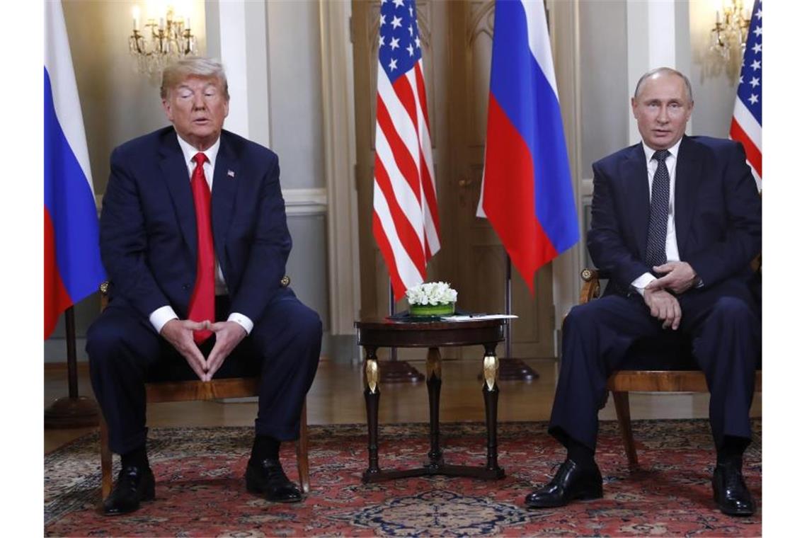 USA beenden endgültig historisches Atom-Abrüstungsabkommen US-Präsident Donald Trump und der russische Präsident Wladimir Putin bei einem Treffen in Helsinki im Sommer 2018. Foto: Pablo Martinez Monsivais/AP