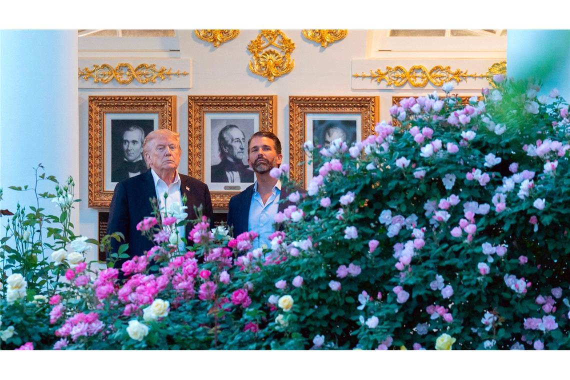 US-Präsident Donald Trump und Donald Trump Jr. stehen im Rosengarten des Weißen Hauses.