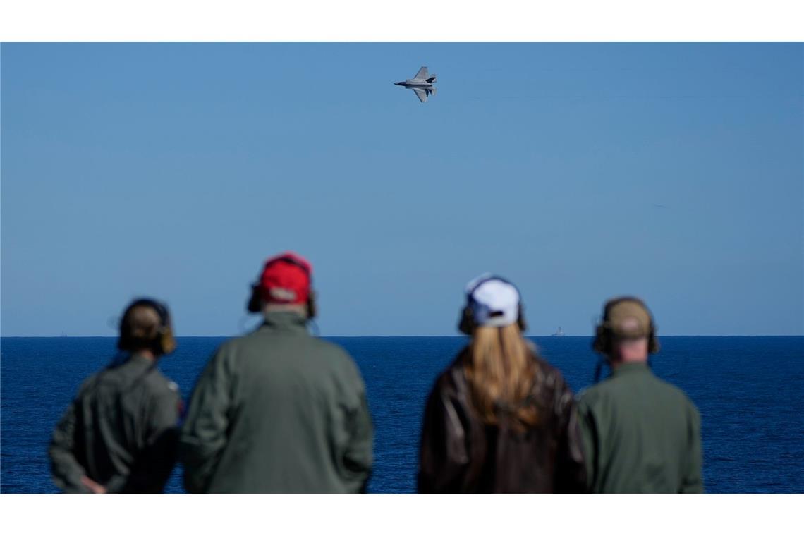 US-Präsident Donald Trump und First Lady Melania Trump beobachten an Bord des Flugzeugträgers USS George H.W. Bush im Atlantik vor der Küste von Norfolk ein Kampfflugzeug im Rahmen des 250-jährigen Jubiläums der US-Marine.