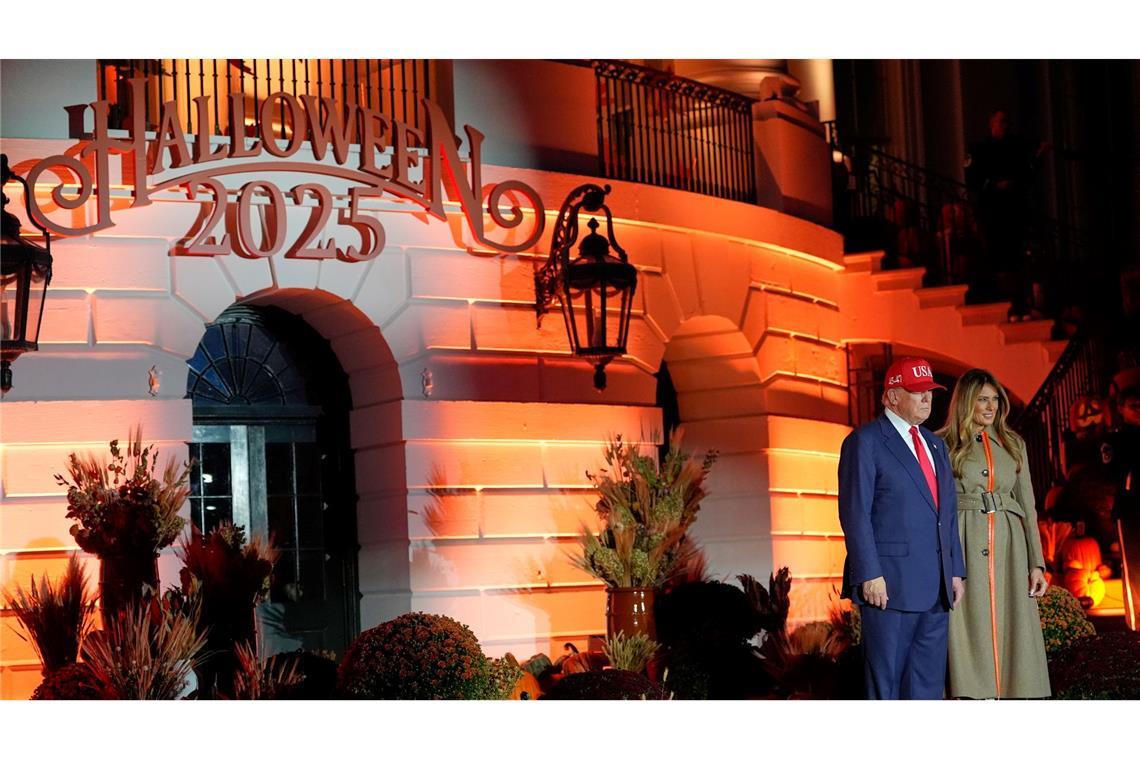US-Präsident Donald Trump und First Lady Melania Trump posieren für ein Foto während einer Veranstaltung zu Halloween im Weißen Haus auf dem Südrasen.