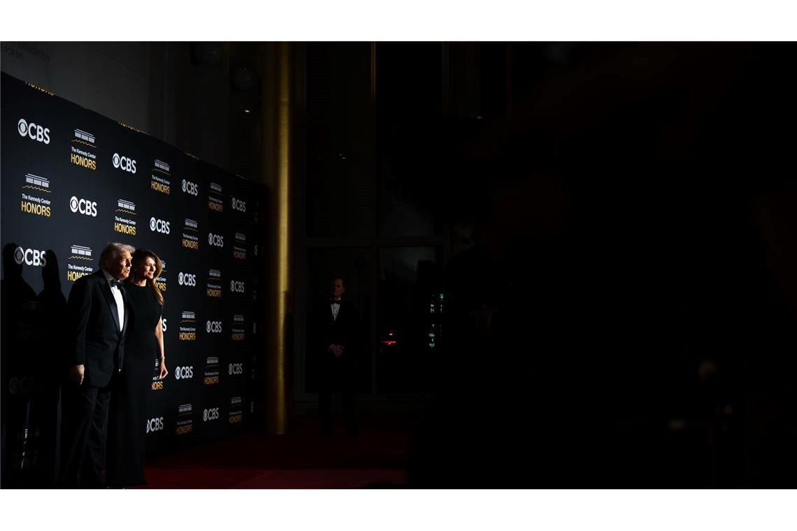 US-Präsident Donald Trump und First Lady Melania Trump schreiten über den roten Teppich vor den 48. Kennedy Center Honors im John F. Kennedy Center for the Performing Arts in Washington.