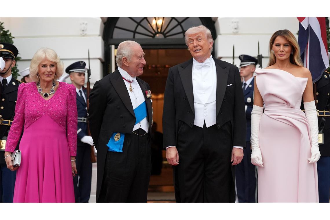 US-Präsident Donald Trump und First Lady Melania Trump begrüßen den britischen König Charles III. und Königin Camilla am Südportikus.