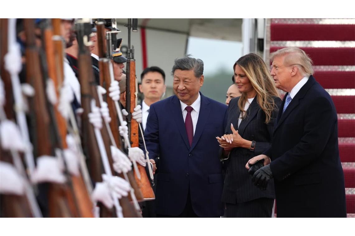 US-Präsident Donald Trump und First Lady Melania Trump begrüßen den chinesischen Präsidenten Xi Jinping und seine Frau Peng Liyuan bei deren Ankunft auf der Joint Base Andrews in Maryland.