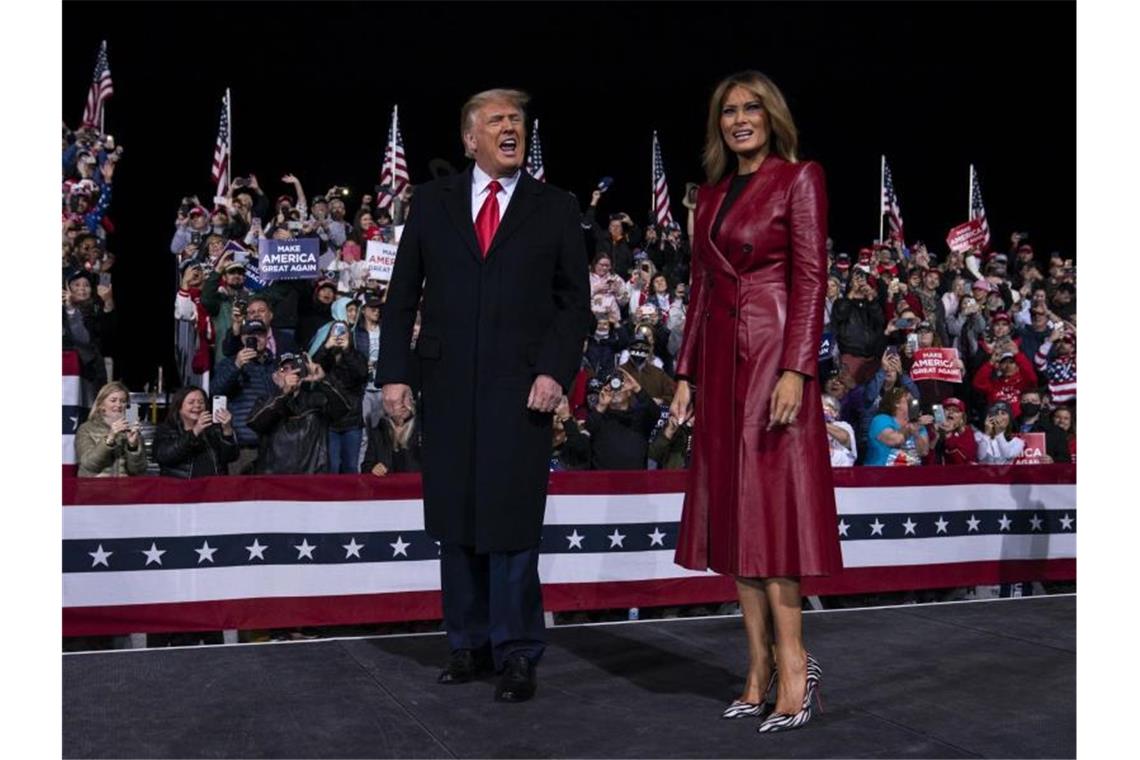 Trump setzt Angriffe auf US-Wahlergebnis fort US-Präsident Donald Trump und First Lady Melania Trump bei der Kundgebung in Valdosta, Georgia. Foto: Evan Vucci/AP/dpa