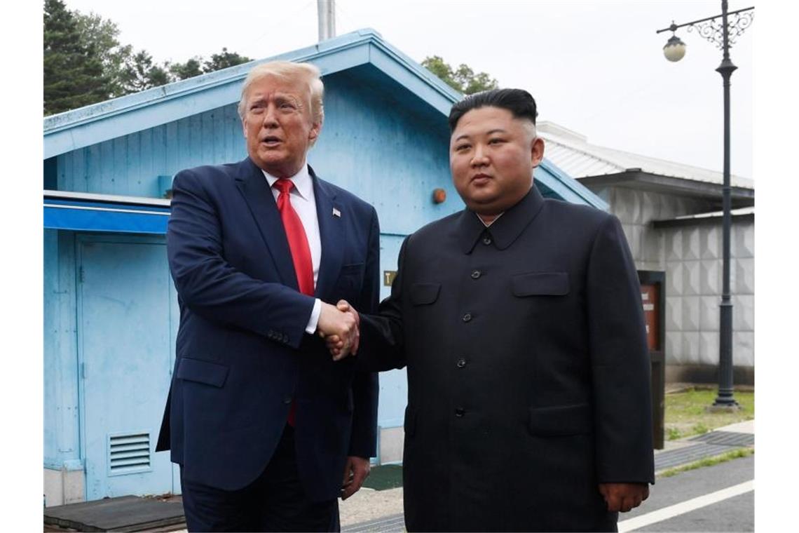 Trump betritt als erster US-Präsident den Boden Nordkoreas US-Präsident Donald Trump und Nordkoreas Machthaber Kim Jong Un bei ihrem Handschlag in der entmilitarisierten Zone. Foto: Susan Walsh/AP
