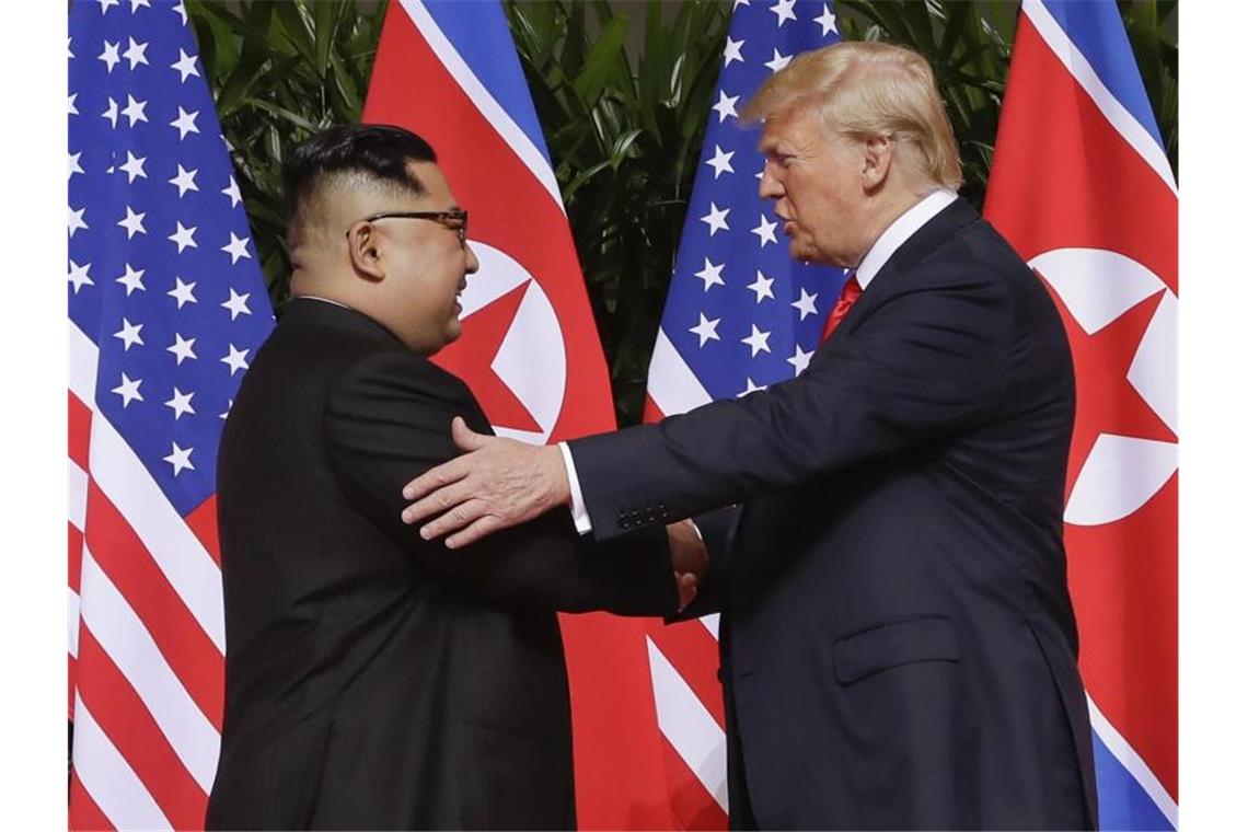 Zwei Jahre nach Gipfel: Nordkorea übt scharfe Kritik an USA US-Präsident Donald Trump und Nordkoreas Machthaber Kim Jong Un im Juni 2018 in Singapur. Foto: Evan Vucci/AP/dpa