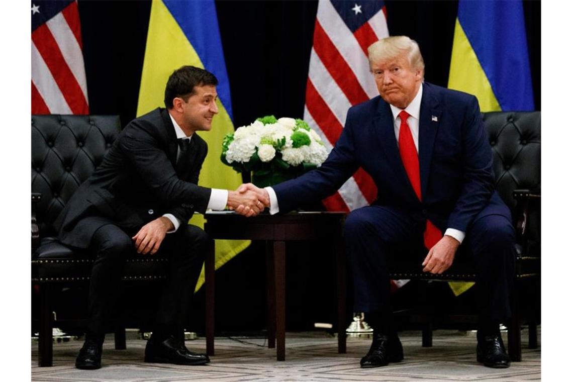 Trump will bei möglichem Impeachment-Votum Prozess im Senat US-Präsident Donald Trump und sein ukrainischer Amtskollege Wolodymyr Selenskyj in New York. Foto: Evan Vucci/AP/dpa
