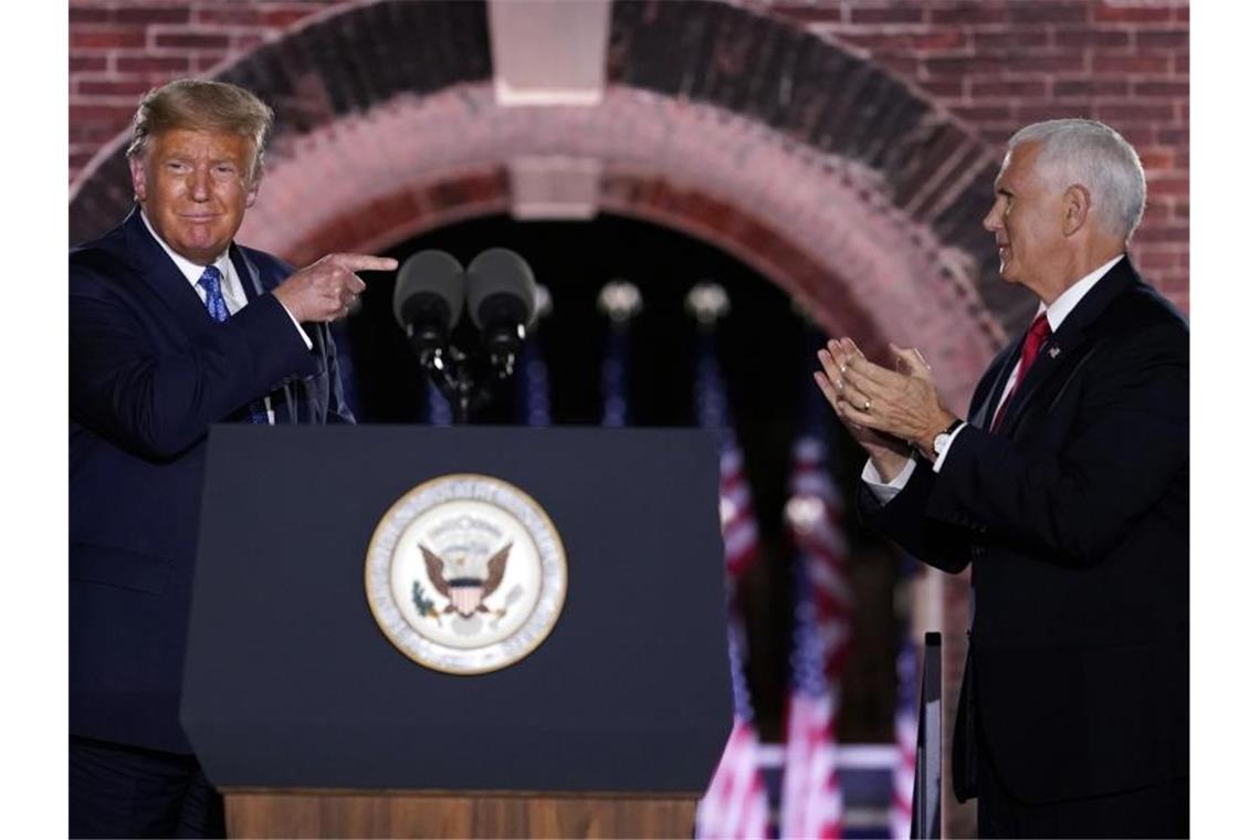 US-Präsident Donald Trump und sein Vize Mike Pence (r) stehen gemeinsam auf der Bühne im Fort McHenry bei Baltimore. Foto: Andrew Harnik/AP/dpa