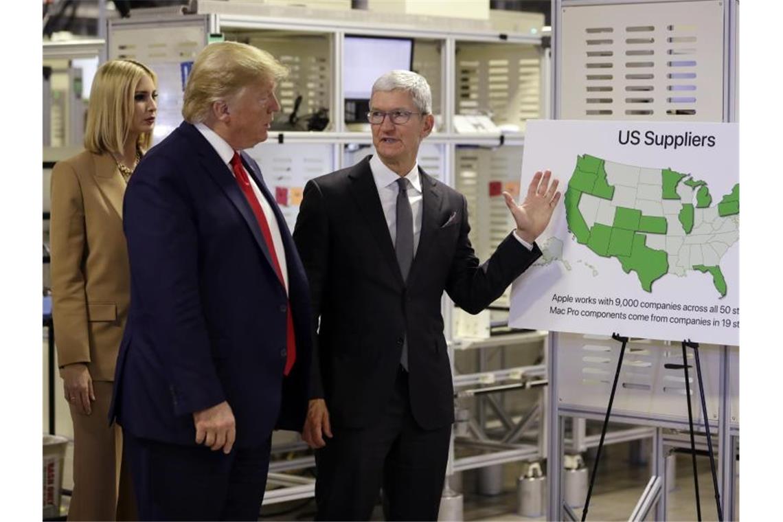 US-Präsident Donald Trump und seine Tochter Ivanka Trump werden von Apple-Chef Tim Cook (r) durch ein Werk des Konzerns im Bundesstaat Texas geführt. Foto: Evan Vucci/AP/dpa