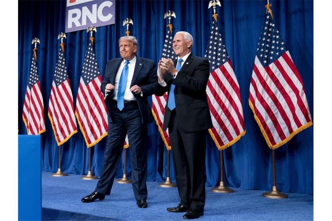 US-Präsident Donald Trump und Vizepräsident Mike Pence stehen nach Trumps Rede beim Parteitag der Republikaner auf der Bühne. Foto: Andrew Harnik/AP/dpa