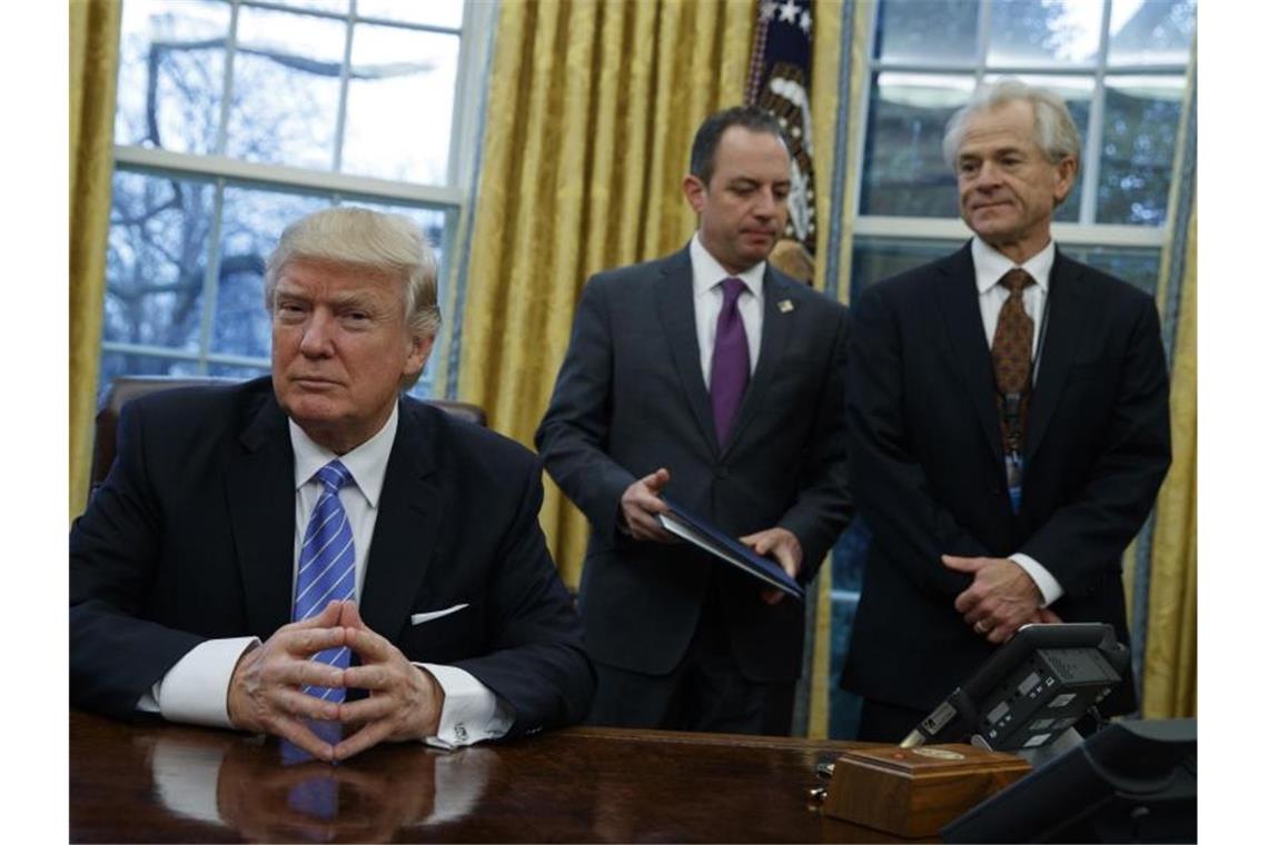 USA und Mexiko einigen sich nicht bei Migration und Zöllen US-Präsident Donald Trump und Wirtschaftsberater Peter Navarro (r) im Weißen Haus in Washington. Foto: Evan Vucci/AP/Archiv