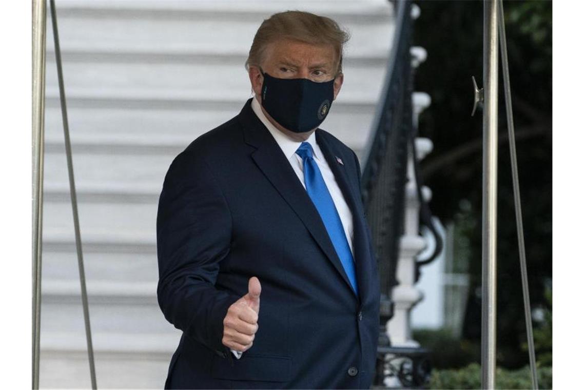 Krankheitsverlauf bei Trump womöglich schwerer als bekannt US-Präsident Donald Trump verlässt das Weiße Haus. Wie lange er im Krankenhaus bleiben muss, ist noch unklar. Foto: Alex Brandon/AP/dpa
