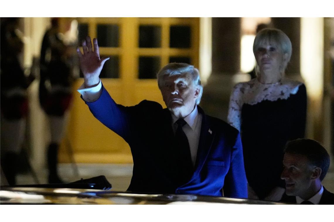 US-Präsident Donald Trump verlässt nach einem Abendessen das Schloss Versailles.