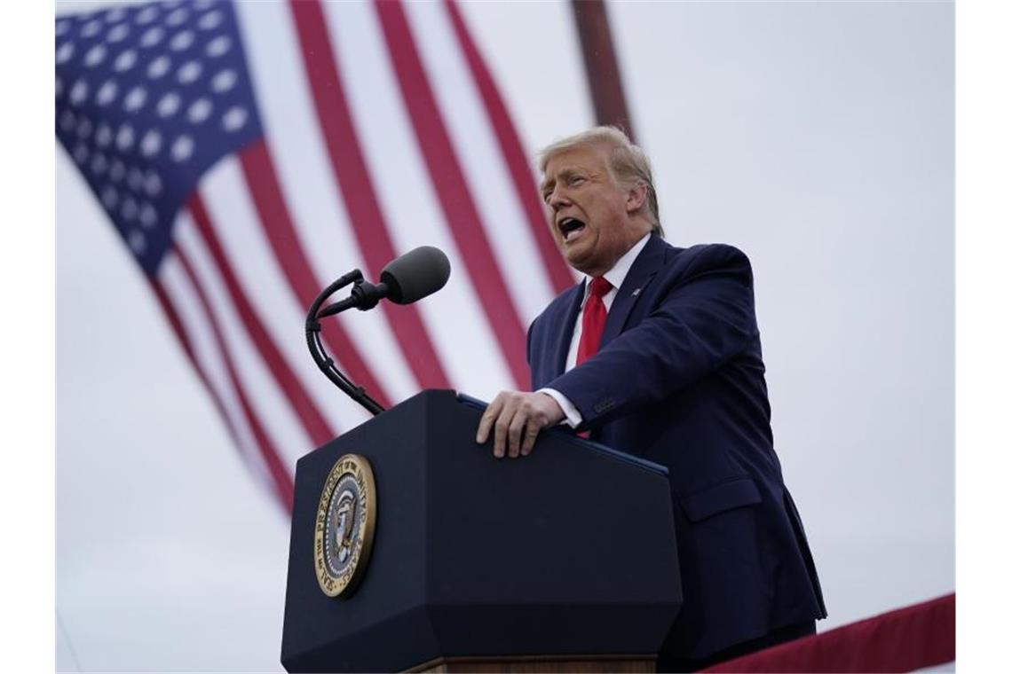 Trump verteidigt Verhalten und zieht Parallele zu Churchill US-Präsident Donald Trump verteidigt auf einer Wahlkampfveranstaltung seinen Corona-Kurs. Foto: Evan Vucci/AP/dpa