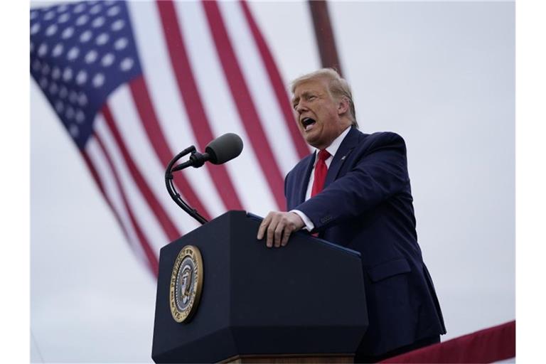 US-Präsident Donald Trump verteidigt auf einer Wahlkampfveranstaltung seinen Corona-Kurs. Foto: Evan Vucci/AP/dpa