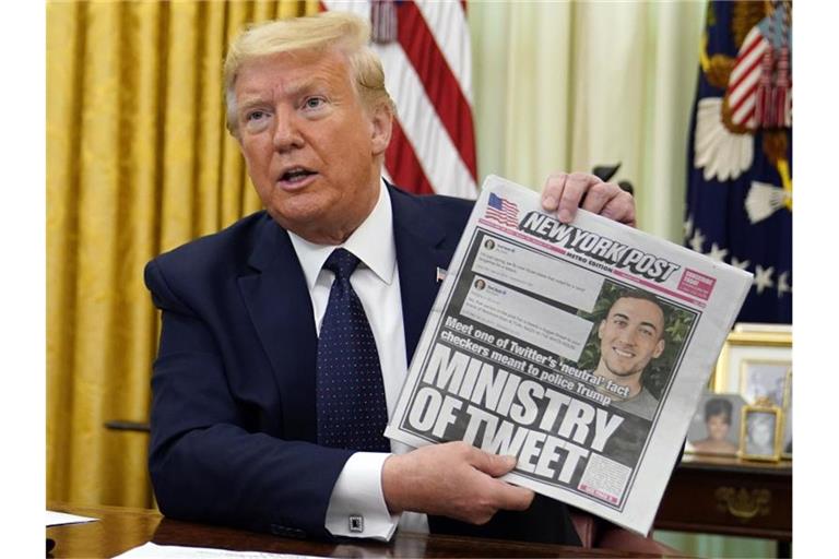 US-Präsident Donald Trump zeigt das Titelblatt der „New York Post“. Foto: Evan Vucci/AP/dpa