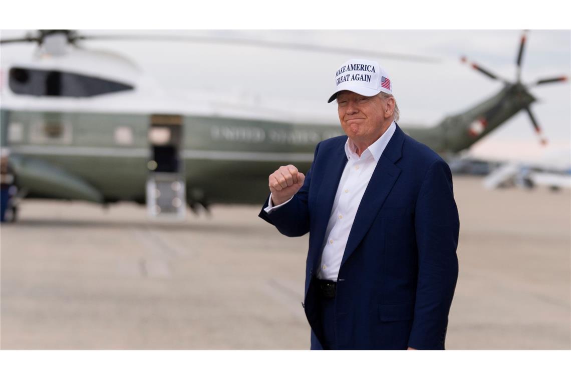 US-Präsident Donald Trump zeigt seine Faust beim Umsteigen auf der Joint Base Andrews in Maryland von der Air Force One in den Hubschrauber mit dem Rufzeichen Marine One. Die EU bekommt Aufschub bei den angekündigten neuen Zölle, Iran bekommt ein Lob nach der jüngsten Verhandlungsrunde im Streit um das iranische Atomprogramm und über den russischen Präsidenten Putin schreibt er auf seiner Plattform Truth Social: "Er ist absolut verrückt geworden! Er tötet unnötigerweise eine Menge Menschen, und ich spreche nicht nur von Soldaten".