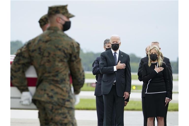 US-Präsident Joe Biden (2.v.r) und First Lady Jill Biden (r) bei der Rückführung von 11 der 13 US-Soldaten, die beim Selbstmordanschlag in Kabul getötet wurden. Foto: Manuel Balce Ceneta/AP/dpa