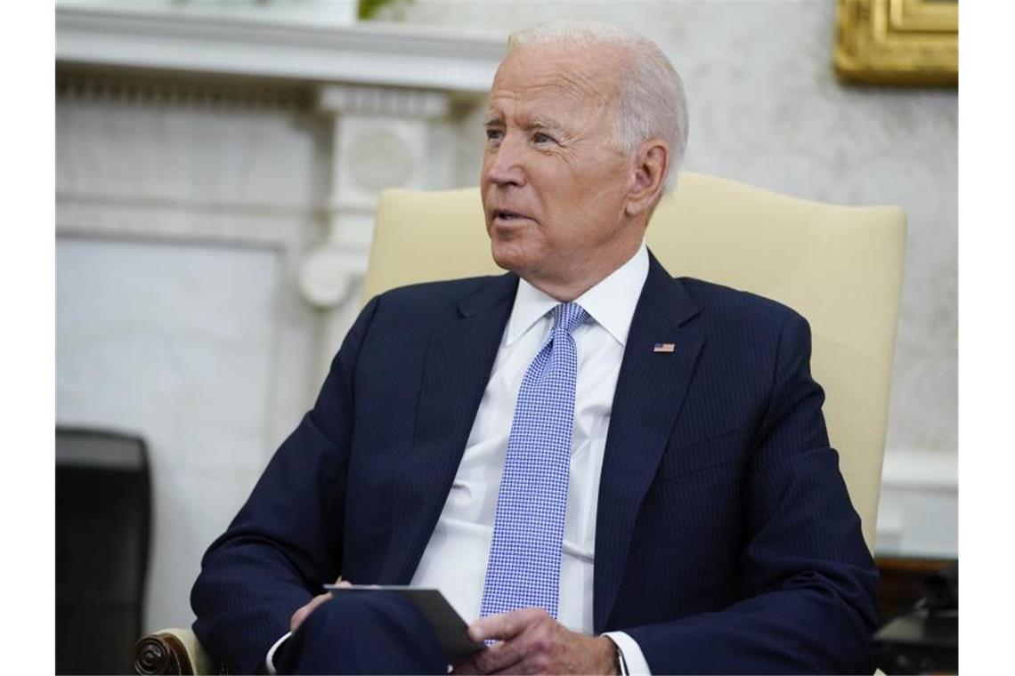 Biden bekommt Auffrischungsimpfung vor laufender Kamera