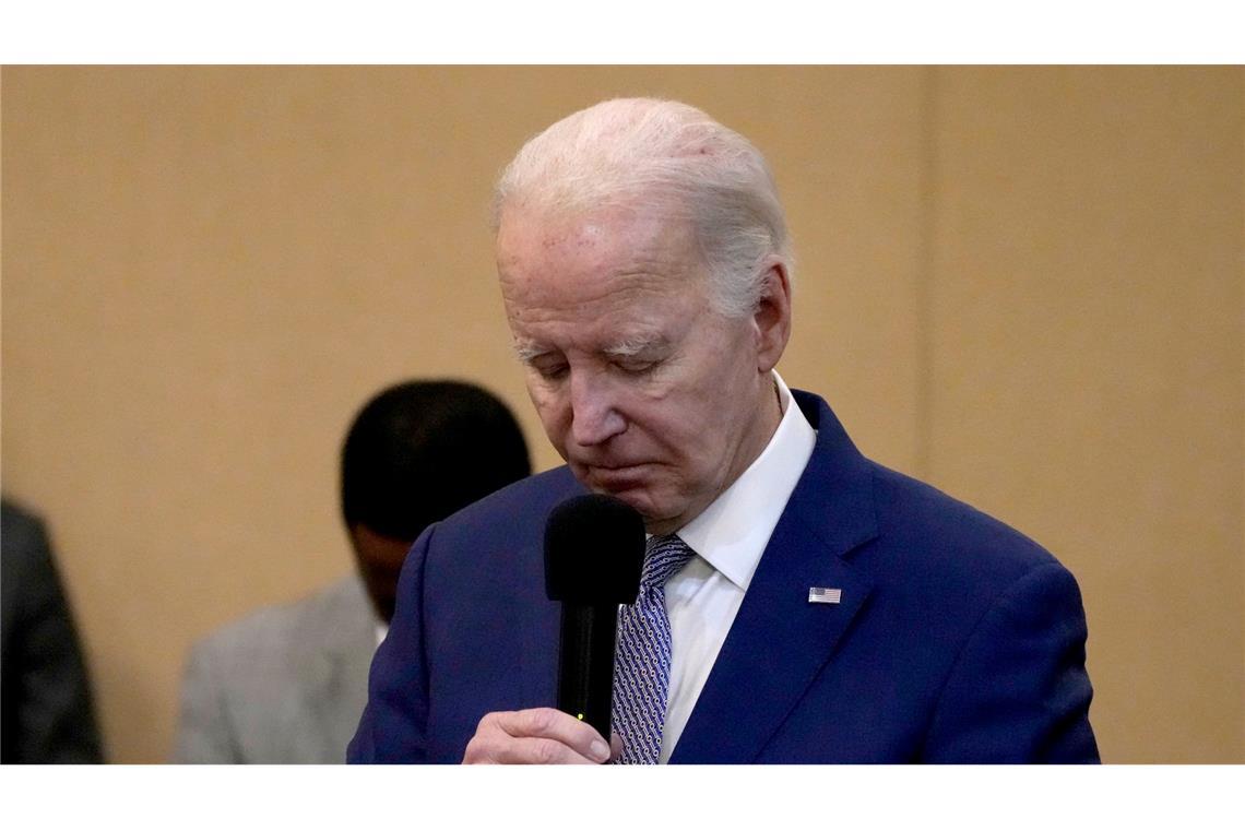US-Präsident Joe Biden gedenkt in einer Schweigeminute der drei getöteten amerikanischen Soldaten.