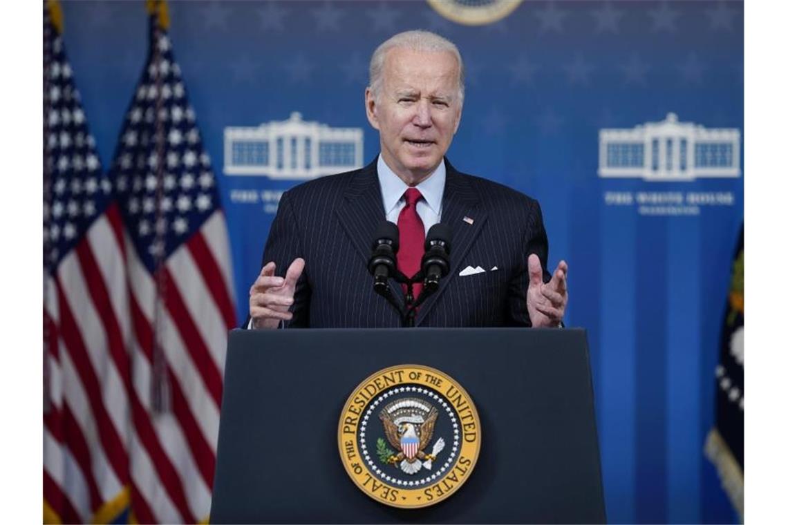 Biden will Energiekosten senken und zapft Ölreserven an US-Präsident Joe Biden hält eine Rede über die Wirtschaft im South Court Auditorium des Weißen Hauses. Foto: Evan Vucci/AP/dpa
