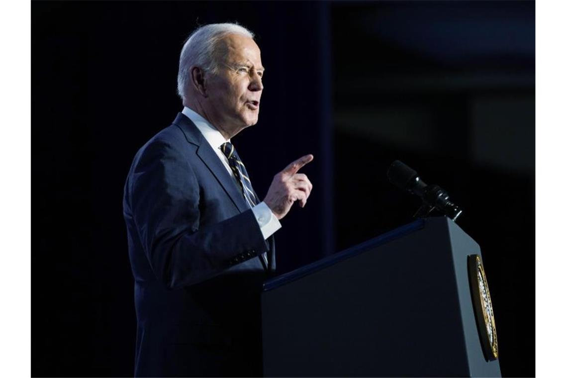 Kein Stillstand: Biden unterschreibt Haushaltsgesetz US-Präsident Joe Biden hat das Haushaltsgesetz unterschrieben, das verhindert, dass der US-Regierung das Geld ausgeht. Foto: Patrick Semansky/AP/dpa