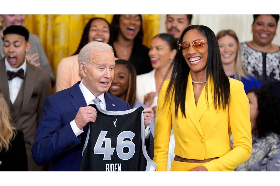 US-Präsident Joe Biden hat das Team der Las Vegas Aces um A'ja Wilson (r) im Weißen Haus empfangen. Die Basketballerinnen sind die amtierenden Meister in der WNBA. Es sei wichtig, als Nation den Frauensport zu unterstützen, so Biden.