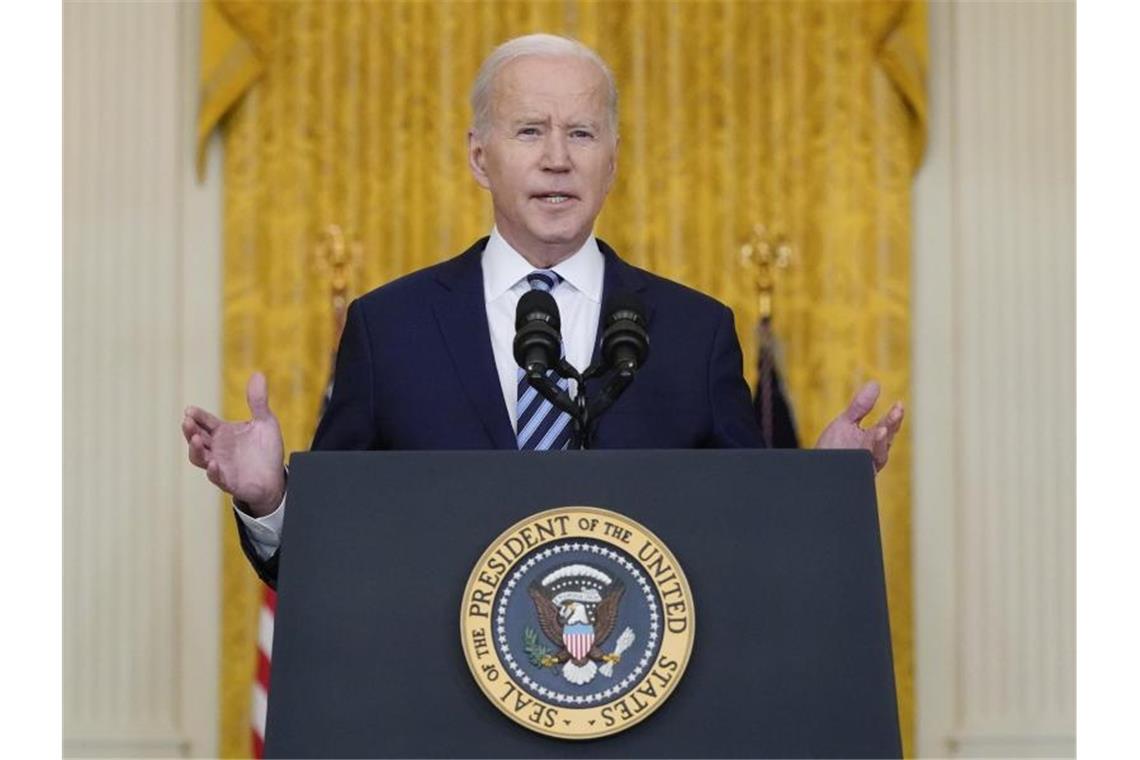 Biden kündigt weitere „starke“ Sanktionen an US-Präsident Joe Biden kündigt weitere harte Sanktionen gegen Russland an. Foto: Alex Brandon/AP/dpa