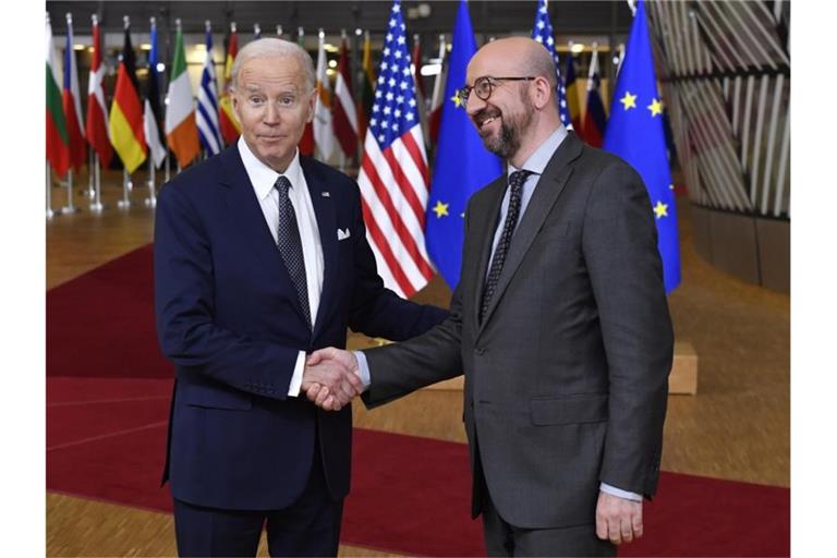 US-Präsident Joe Biden (l) gratuliert dem EU-Ratspräsidenten Charles Michel. Foto: Geert Vanden Wijngaert/AP/dpa