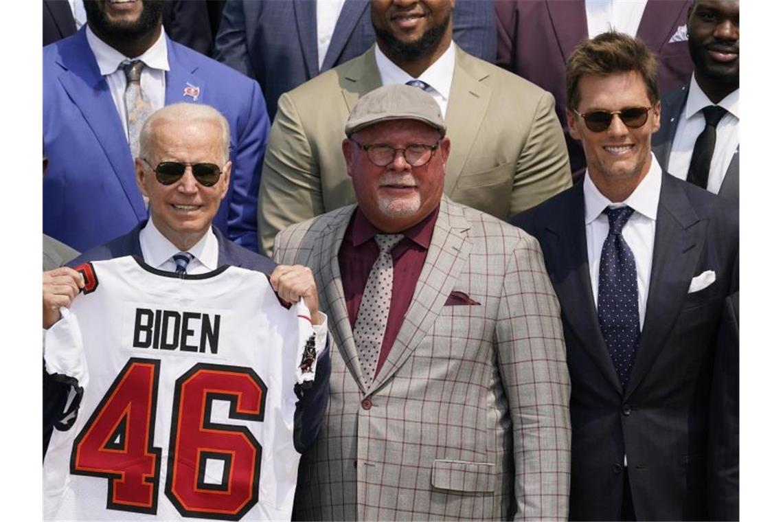US-Präsident Joe Biden (l-r), Coach Bruce Arians und Quarterback-Superstar Tom Brady. Foto: Andrew Harnik/AP/dpa